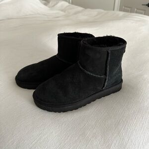 UGG Classic Mini II Boot: Size 8